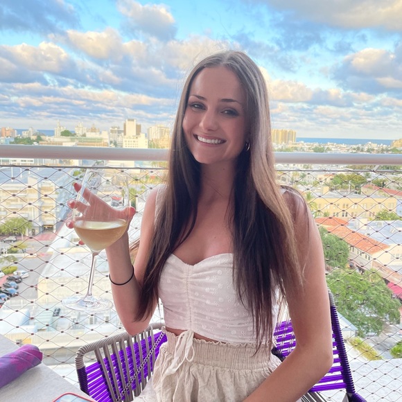 Meet your Posher, Ariana - Picture 1 of 1